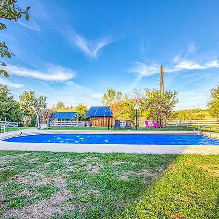 3 Bedroom Beautiful In Semesterbostad