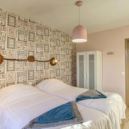 3 Bedroom Beautiful In Semesterbostad *